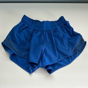 LULULEMON HOTTY HOT LOW RISE LINED 2.5 SHORTS ~ SIZE 2